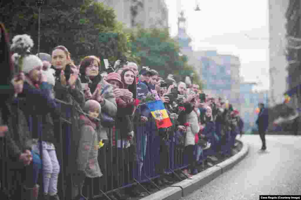 Mii de români au însoțit, de pe margine, trecerea către cele veșnice a celui care a fost ultimul monarh al României - Calea Victoriei, 16 decembrie 2017