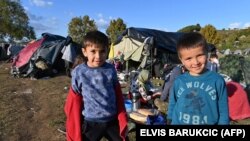 د بوسنیا په یوه پنډغالي کې دوه افغان ماشومان ولاړ دي - انځور د ۲۰۲۱ کال دی.