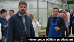 Сопственикот на Јовањица, Предраг Колувија (Л) со министерот за внатрешни работи Александар Вулин (Д), тогашен министер за социјални работи. 20 јуни 2015 година објавено на страницата на српското Министерство за труд, вработување и социјални работи