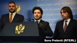 Potpredsjednik Vlade Dritan Abazović (u sredini) koji je i koordinator bezbjednosnih službi, ministar unutrašnjih poslova Sergej Sekulović (desno) i državni sekretari Rade Milošević na konferenciji za medije 15. oktobra u Podgorici. 