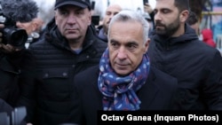 Politicianul pro-rus Călin Georgescu în perioada alegerilor din noiembrie 2024, ulterior anulate. Autoritățile l-au acuzat că este beneficiarul unei campanii agresive, costisitoare și incorecte pe social-media, dar nu există măsuri legale care să prevină repetarea situației. 