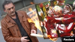 Антонио Манфреди, директор музея "Касория",  сжигает картины в знак протеста против слабой поддержки правительством культуры,  Неаполь, 23 апреля 2012 года. 