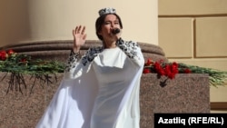 Айгөл Хәйри җырлый