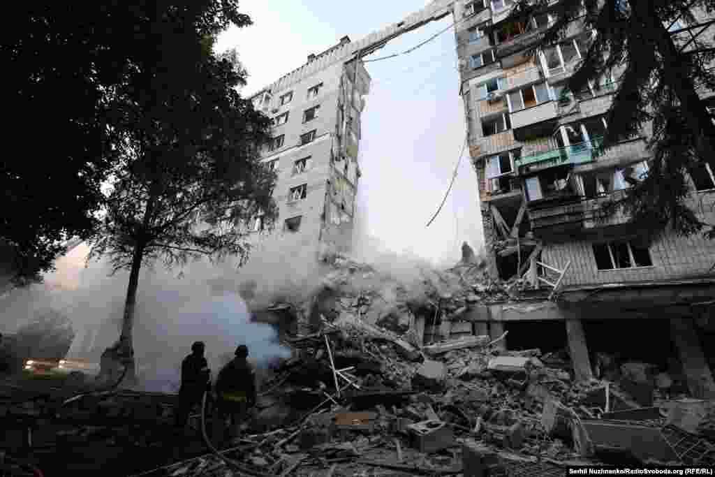Разрушенный российским ракетным ударом 17 июня подъезд многоэтажки в Соломенском районе Киева