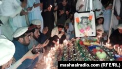 د پښتون ژغورنې غورځنګ مشر منظور پښتین او ګڼ نور غورځنګیان د سردار عارف وزیر د لومړي تلین پر مهال د هغه پر مزار دعا کوي. ۲۰۲۱، ۰۳ مې 