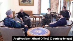 تلاش‌ها برای حل تنش‌های به‌میان آمده از نتایج نهایی انتخابات ریاست جمهوری افغانستان ادامه دارد.
