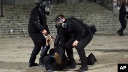 სპეცრაზმი აკავებს აქციის მონაწილეს