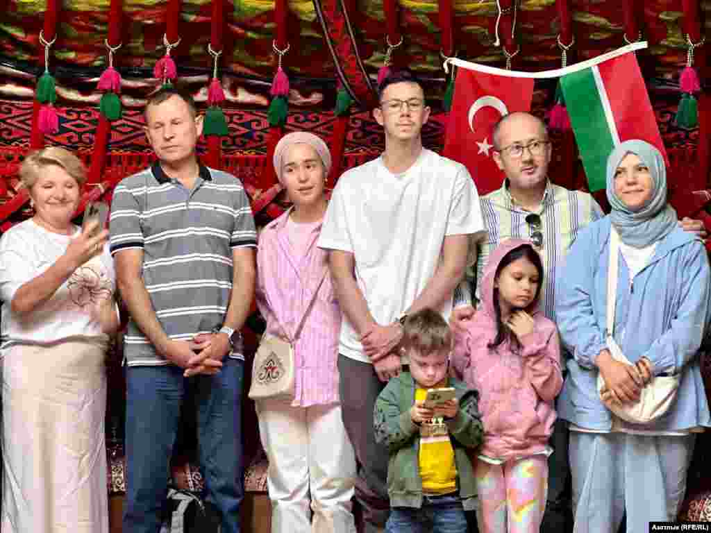 Нинди генә чара булмасын татарның гадәте бер &mdash; җыенны&nbsp;"Туган тел" җыры белән тәмамлау. Ул аягүрә басып башкарылды. "Алпар" музыкантлары курай, дәфтә көйләде.