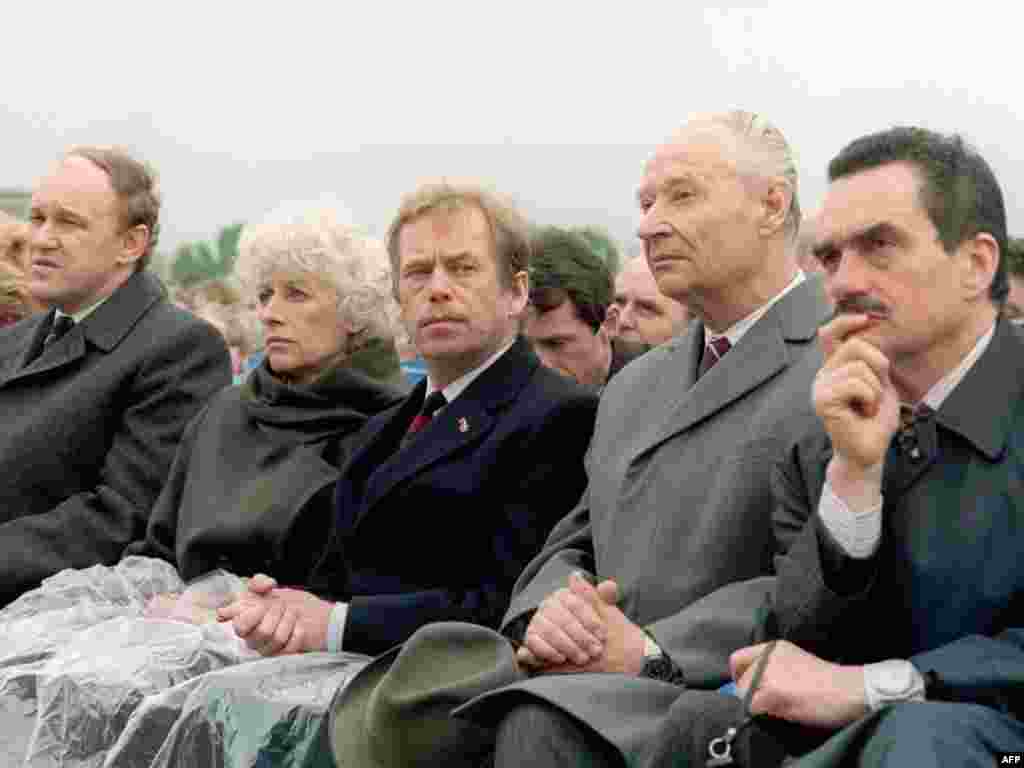 Havel (center) sits between his first wife, Olga, and the Prague Spring's Alexander Dubcek in Prague listening to Pope John Paul during his visit to Czechoslovakia.
