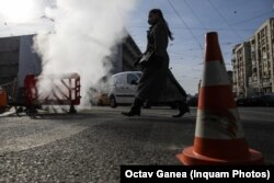 Bucureștiul este printre orașele cu cele mai mari probleme ale sistemului de termoficare. În fiecare iarnă există zone în care locuitorii rămân zile întregi fără căldură și apă caldă.