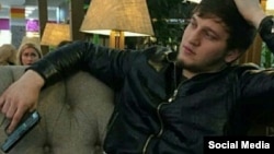 Фото молодой человек вывесил в своем инстаграме