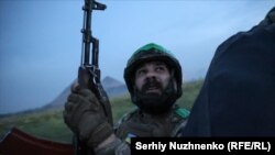 უკრაინელი ჯარისკაცი ცას შეჰყურებს დრონის აღმოსაჩენად