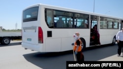 Awtobuslaryň hiç biriniň içinde tualet ýok.