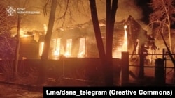 Пожар в результате российской атаки на город Новгород-Северский, Украина, 7 декабря 2025 года