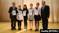 11нче сыйныф укучылары укытучылары һәм бәяләмә төркеме рәисе белән