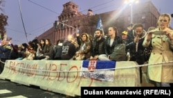 Okupljeni građani ispred Skupštine Srbije koji pozivaju predsednika Srbije Aleksandra Vučića da raspiše izbore, 5. novembar 2025. 
