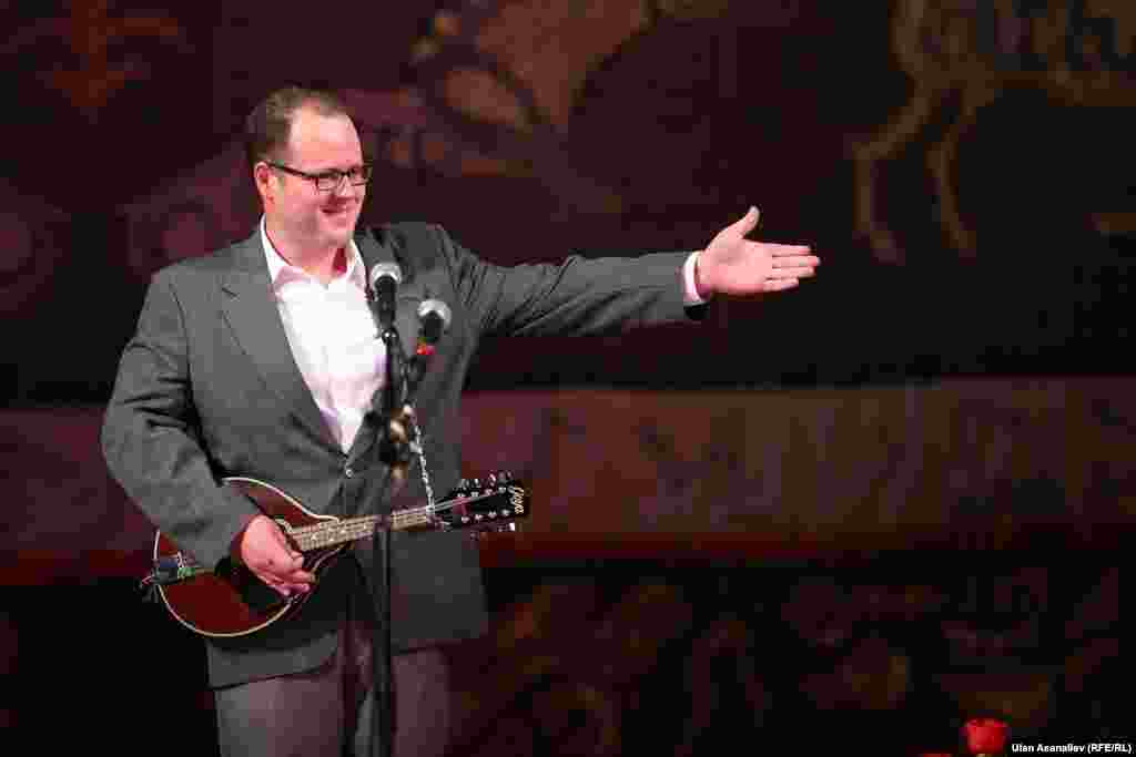 Америкалык ыктыярчы Люк Олсен Түгөлбай Казаковдун "Жамгыр төктүсү" менен кечеге өзгөчө шаң тартуулады