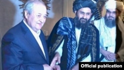 Өзбекстандын тышкы иштер министри Абдулазиз Камолов жана "Талибандын" лидерлеринин бири молдо Бародар менен Ташкентте.