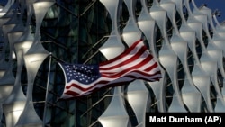 Ambasada je takođe saopštila da se SAD u potpunosti slažu sa Evropskom unijom da povlačenje Srba iz kosovskih institucija nije rešenje za trenutne nesuglasice i da ima potencijal da još više eskalira tenzije