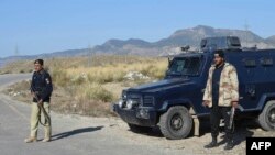 د کرک پولیس د سړک پر غاړه د امنیت ساتنې لپاره ولاړ دي - د ارشیف انځور 