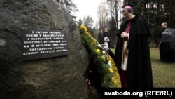 Пасол Ватыкану Кляўдыё Гуджэроці каля каменя з памятнай шыльдай, 2009 год.