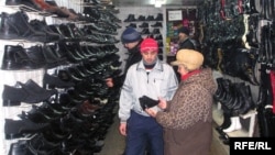 Дӯкони пойафзолфурӯшии як шаҳрванди Тоҷикистон дар Қазоқистон. Акс аз бойгонӣ