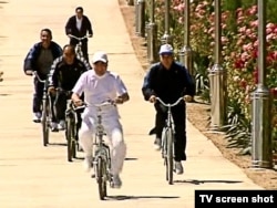 Tigir sürýän wagty hem türkmen prezidenti beýlekilerden öz ak geýimi bilen tapawutlanýar.