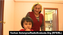 Наймолодша дочка узбецького журналіста Нарзулло Охунжонова та її мати Шамсія Худойназарова