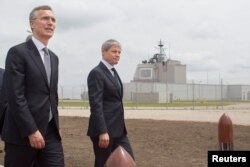 Secretarul general al NATO Jens Stoltenberg (stânga) și premierul Dacian Cioloș la ceremonia de la Deveselu, 12 mai 2016