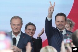 Premierul polonez Donald Tusk (stânga) și primarul Varșoviei, Rafal Trzaskowski, la lansarea candidaturii, în noiembrie 2024.