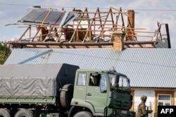 Військові інспектують шкоду, завдану російським дроном будівлям в польському селі Вирикі-Воля на сході країни. 10 вересня 2025 року