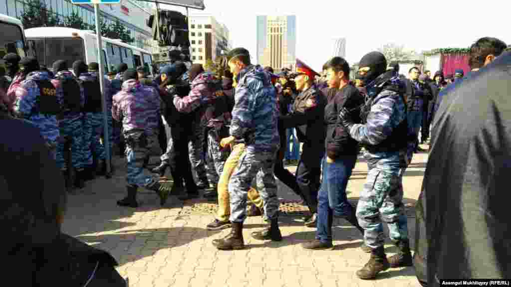 "Не үшін азаматтарды ұстап жатсыздар?" деген Азаттық тілшісінің сұрағына Нұр-Сұлтан қалалық полиция департаменті өкілдері "олар заңды бұзды" деп жауап берді. Нұр-Сұлтан, 1 мамыр 2019 жыл.