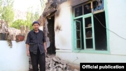 Тәжікстан тұрғыны қираған үйінің жанында тұр. Тәжікстанның Сомониён ауылы. 2 мамыр 2021 жыл. 