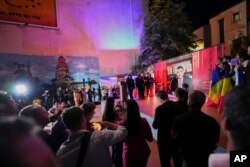 Candidatul AUR la președinție, George Simion, și-a transmis live pe rețele sociale mesajul de după publicarea rezultatelor exit poll. Susținătorii și jurnaliștii care au mers la sediul AUR au urmărit discursul difuzat pe un ecran uriaș.