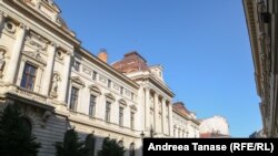 BNR (Banca Națională a României) pregătește și implementează procesele prin care are loc aderarea la zona euro.