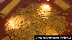 Cele patru lingouri și colecția de monede cântăresc 53 de kilograme și valorează 2 milioane de euro 