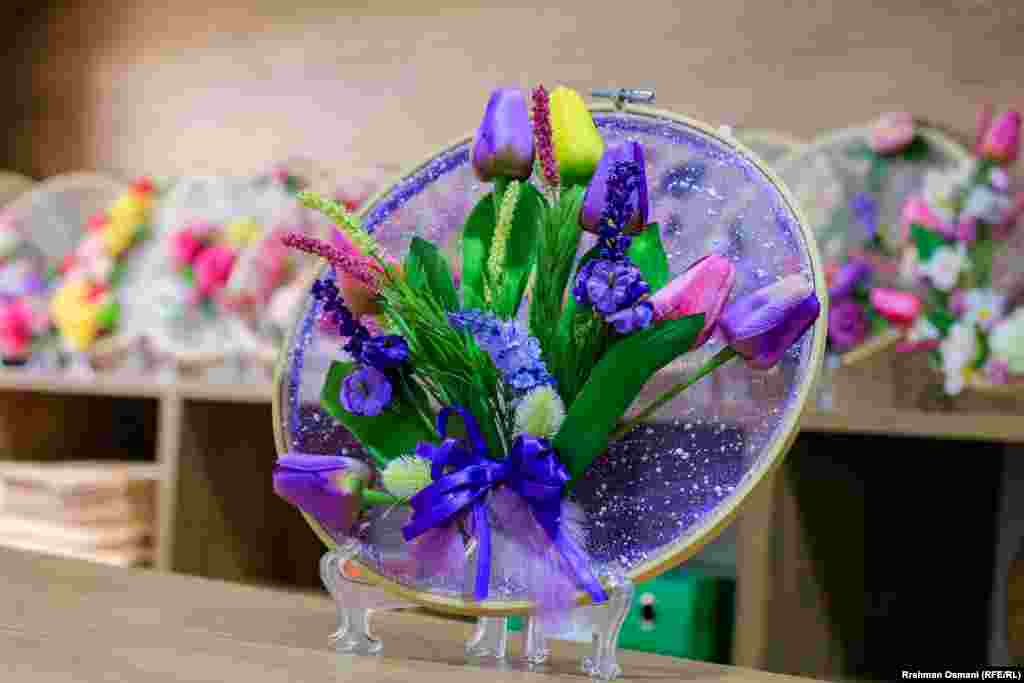 Modelet e qëndisura nuk janë të vetmet krijime të tyre. Atje, ato kanë mundësinë edhe të krijojnë buqeta me lula.