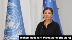 Лола Каримова атасынын көзү тирүү кезинде жана ал бийликте турганда Өзбекстандын ЮНЕСКО уюмундагы элчилси болгон. 