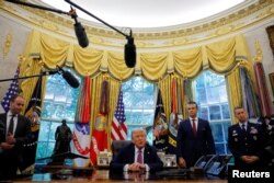 Președintele SUA, Donald Trump, vorbește cu presa în ziua semnării decretului prezidențial prin care Departamentul Apărării este redenumit „Departamentul Războiului”, însoțit de secretarul american al Apărării, Pete Hegseth, la Casa Albă din Washington, SUA, 5 septembrie 2025.