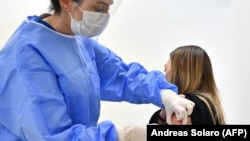 Mulți dintre români vor să știe dacă după ce au făcut prima doză din AstraZeneca pot face rapelul din alt vaccin