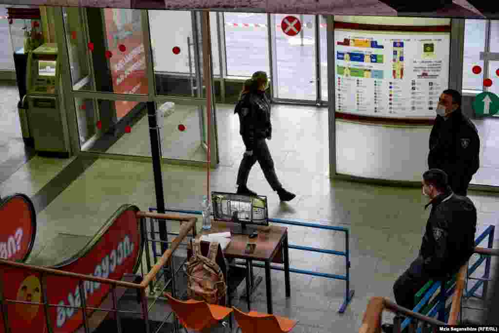 "თუ აქამდე 27 დაცვა&nbsp; ჰყავდა თბილისი ცენტრალს, ახლა იქნება 40 [დაცვის თანამშრომელი] "&nbsp; - ამბობს მოლის მენეჯერი.&nbsp;