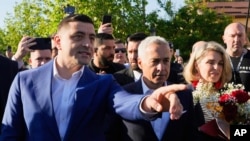 George Simion alături de Călin Georgescu, la ieșirea de la vot de la o secție de votare din Mogoșoaia, duminică 18 mai