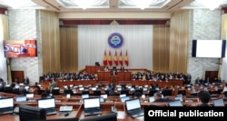 Кыргыз парламенти.
