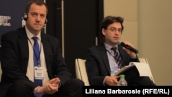 Nicu Popescu (dreapta)