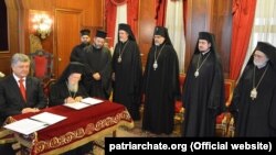  Президент Украины Петр Порошенко и Вселенский патриарх Варфоломей I во время подписания соглашения о Сотрудничестве и взаимодействии между Украиной и Вселенским патриархатом. Стамбул (Турция), 3 ноября 2018