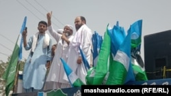 د جماعت اسلامي صوبايي مشر مولانا هدایت الرحمان په کوټه کې لاریونوالو ته وینا کوي - د جولای ۲۵مې انځور.