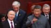 Рускиот претседател Владимир Путин и кинескиот претседател Си Џинпинг пристигнуваат на воена парада во Пекинг на 3 септември