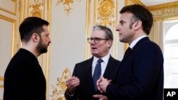 Зьлева направа: Уладзімір Зяленскі, Кір Стармэр, Эманюэль Макрон