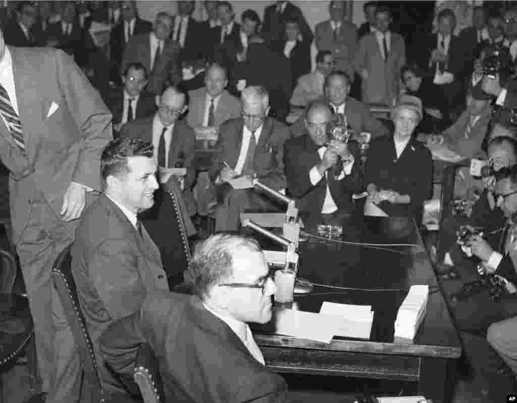 Пауерс (ліворуч) дає свідчення в Сенаті США в Комітеті з питань збройних сил у Вашингтоні 6 березня 1962 року