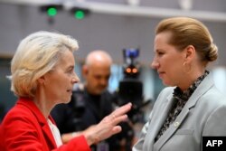 Президентка Єврокомісії Урсула фон дер Ляєн і прем'єрка Данії Метте Фредеріксен під час Євроради. Брюссель, 26 червня 2025 року